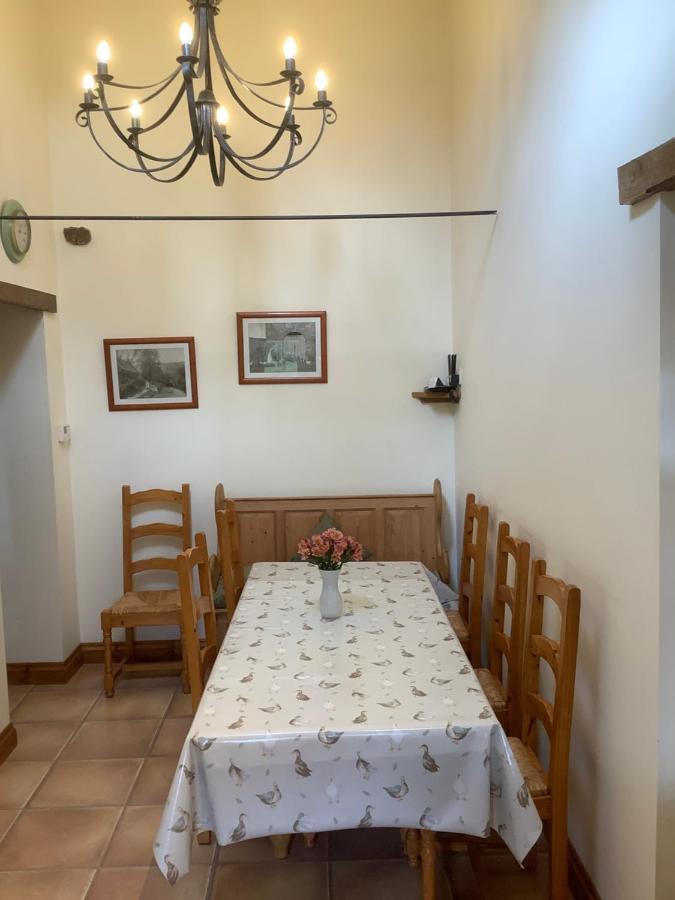 Hollyhock Cottage, Clematis Cottages, スタンフォード エクステリア 写真